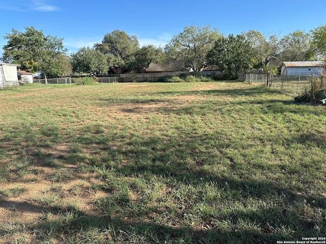 Listing photo 2 for TBD1700 H St, Floresville TX 78114