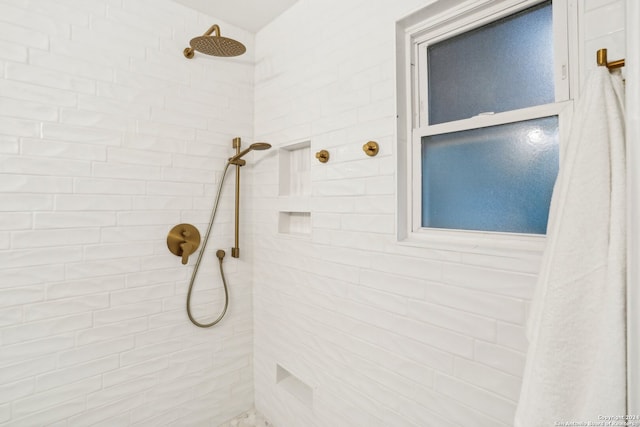 bathroom featuring tiled shower