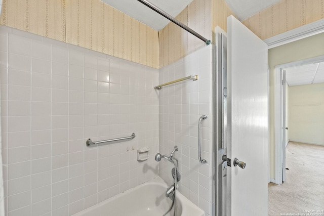 bathroom with tiled shower / bath