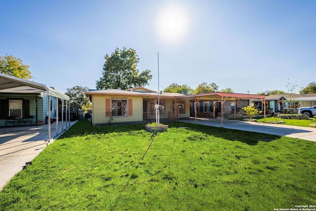 view of front of property featuring a front lawn