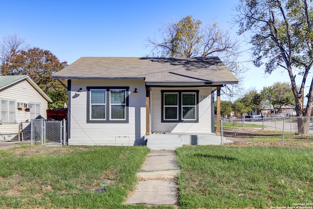 bungalow featuring a front yard