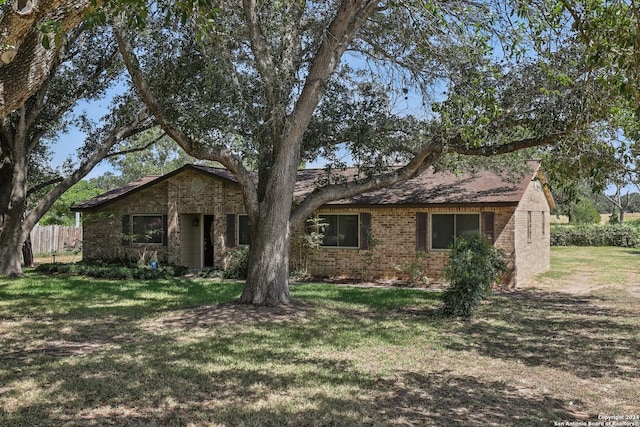 ranch-style home featuring a front lawn