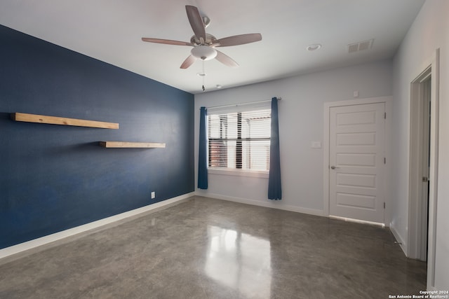 unfurnished room featuring ceiling fan