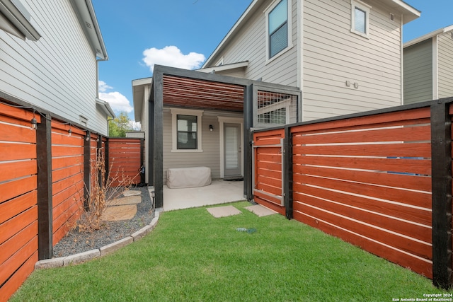 view of yard featuring a patio