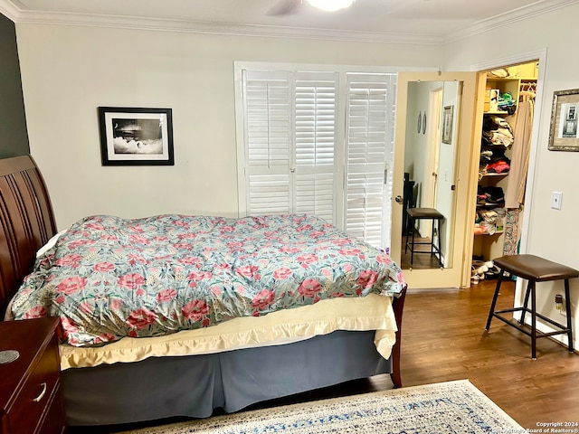 bedroom featuring crown molding, a closet, ceiling fan, and dark hardwood / wood-style floors