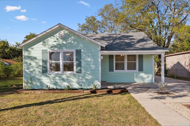 view of front of property featuring a front yard