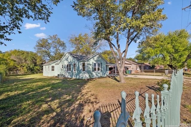 view of front of home featuring a front yard