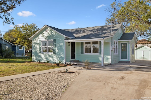 view of front facade featuring a front lawn