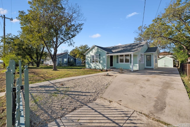 ranch-style house featuring a front lawn