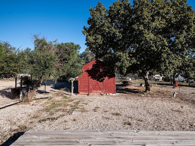 view of yard featuring a shed