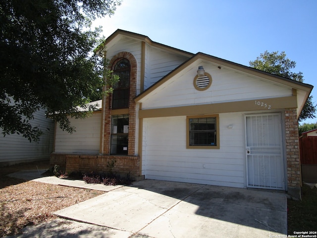 view of front of property featuring covered porch