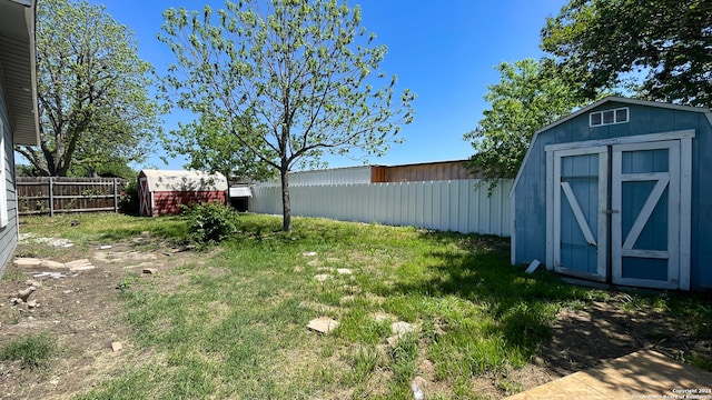 view of yard featuring a storage shed