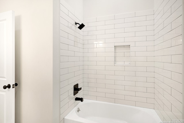 bathroom with tiled shower / bath