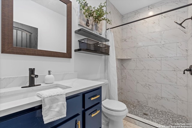 bathroom with a shower with shower curtain, vanity, and toilet