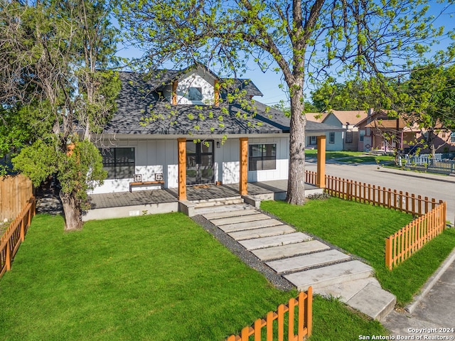 view of front of house featuring a front yard