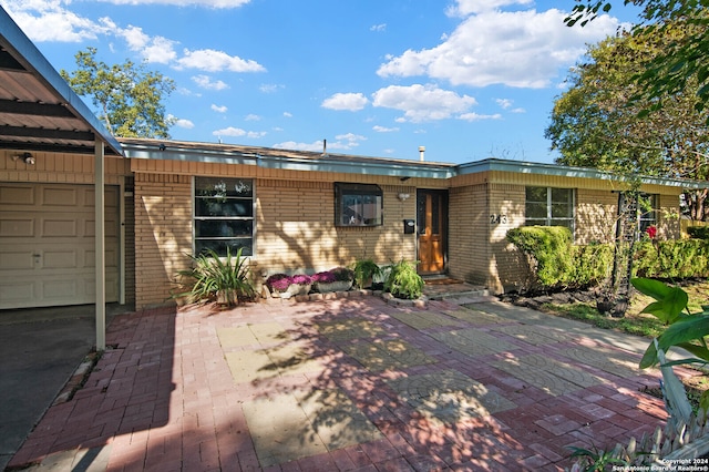 view of front facade featuring a garage