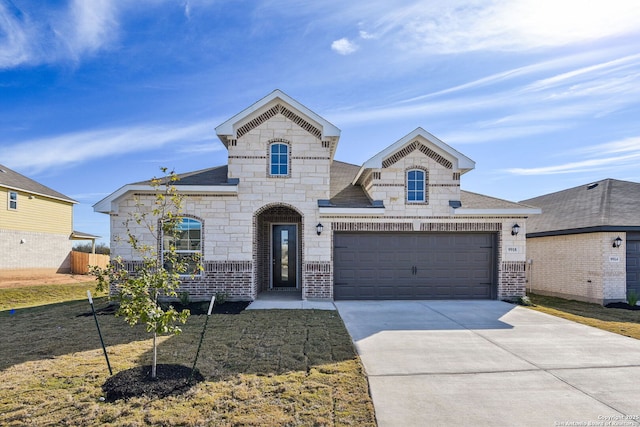 view of front of property with a front yard