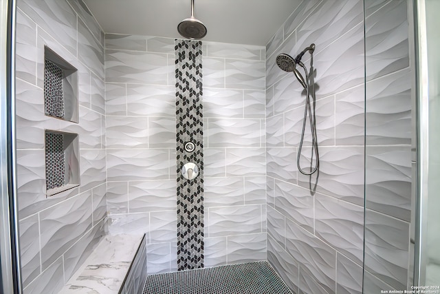 bathroom featuring a tile shower