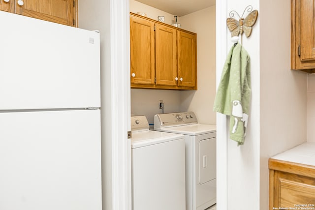 laundry room with cabinets and independent washer and dryer