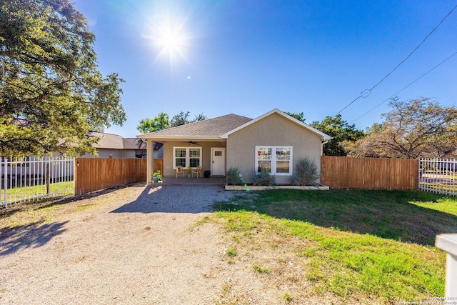 single story home featuring a front yard and ceiling fan