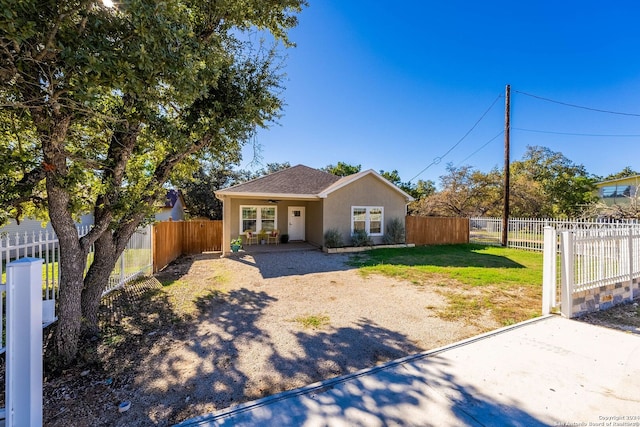 ranch-style house with ceiling fan, a porch, and a front yard