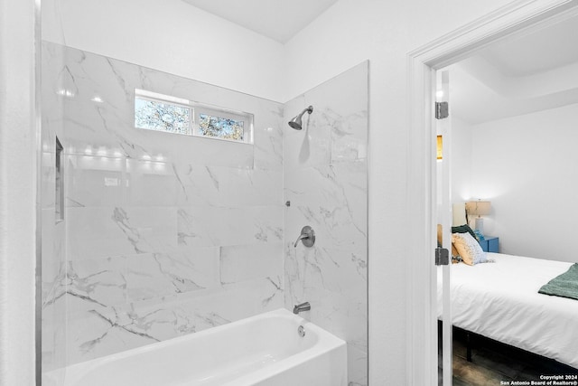 bathroom featuring tiled shower / bath