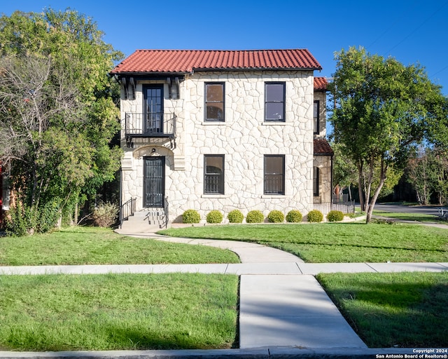 view of front of house with a front lawn