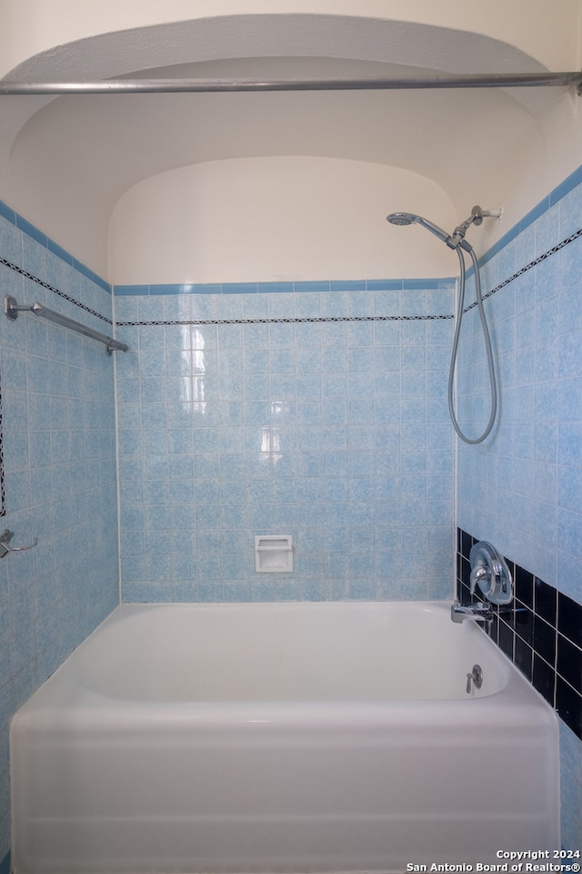 bathroom with tiled shower / bath combo