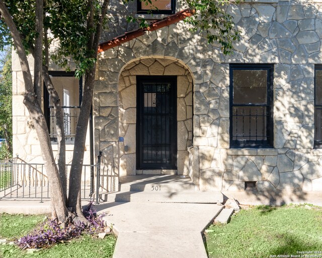 view of property entrance