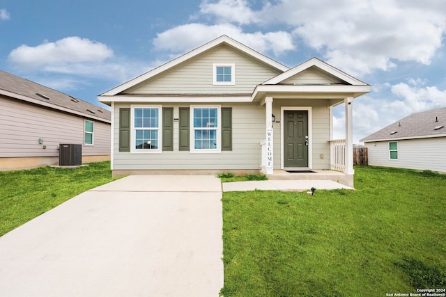 view of front facade featuring central AC unit, a porch, and a front yard