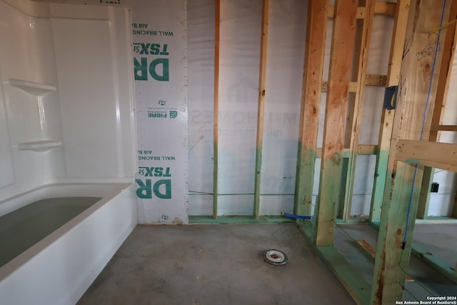 bathroom featuring a bathing tub