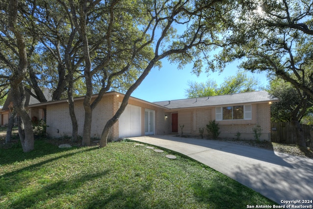 ranch-style house with a front yard