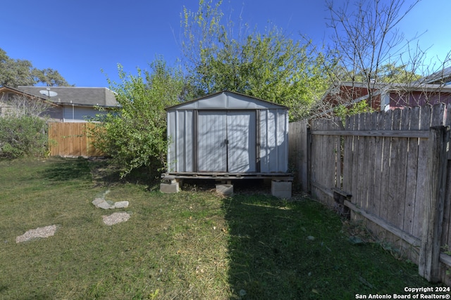 view of outdoor structure with a yard