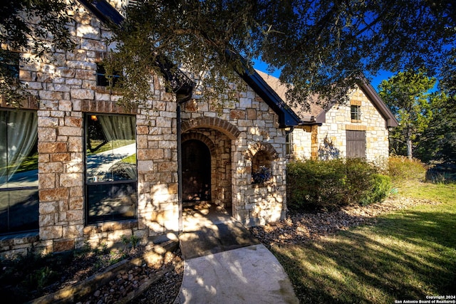 view of front of house featuring a front yard