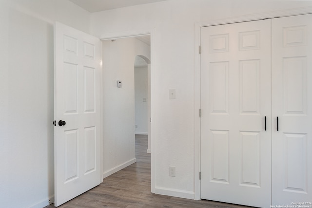 unfurnished bedroom featuring light wood-type flooring and a closet