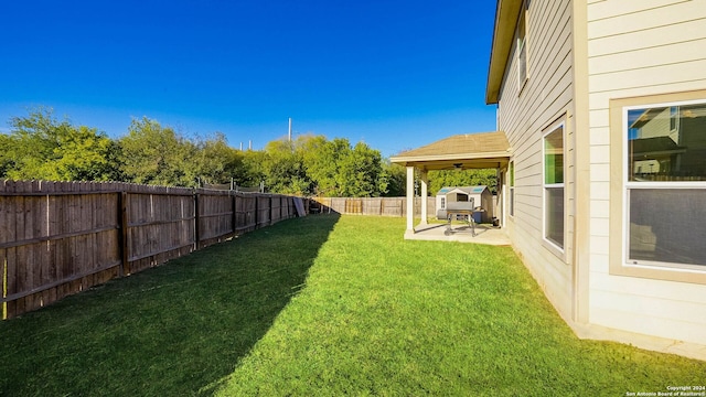 view of yard with ceiling fan and a patio