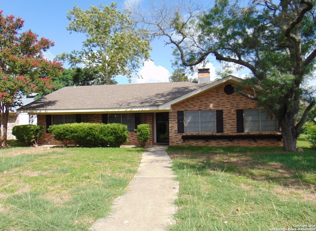 view of front of property featuring a front yard