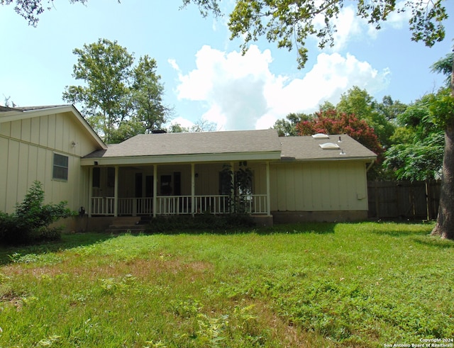 view of front facade with a front lawn