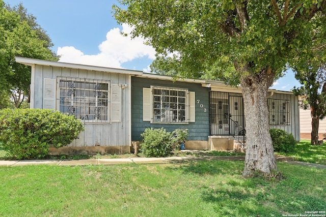 single story home with a front lawn