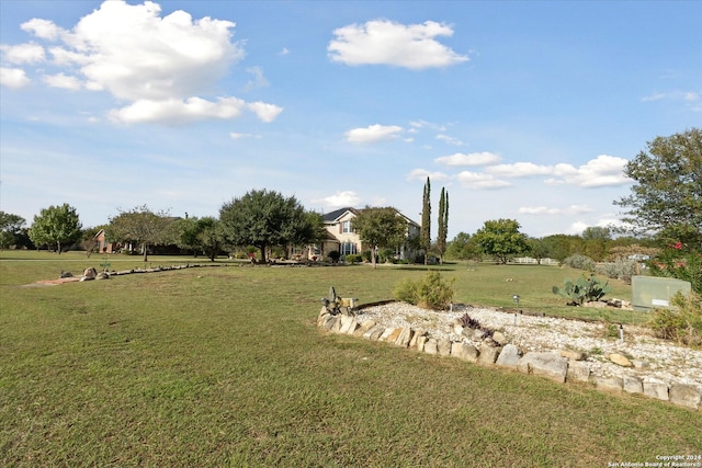 view of yard featuring a rural view