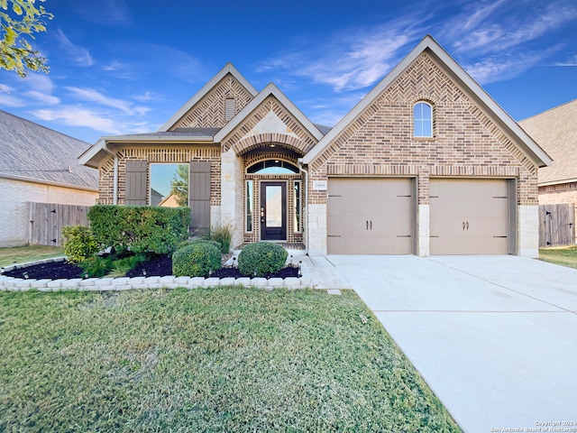 view of front facade with a front lawn