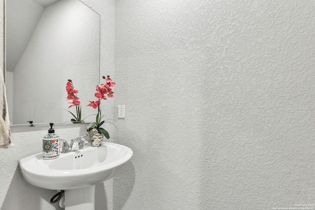 bathroom featuring sink