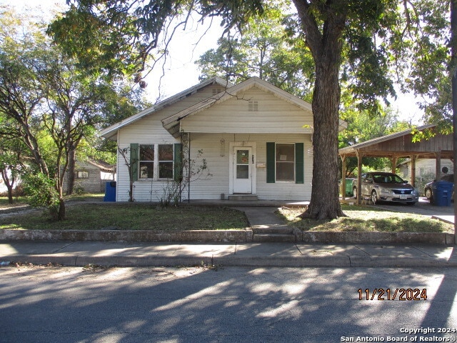 view of front facade featuring covered porch and a carport