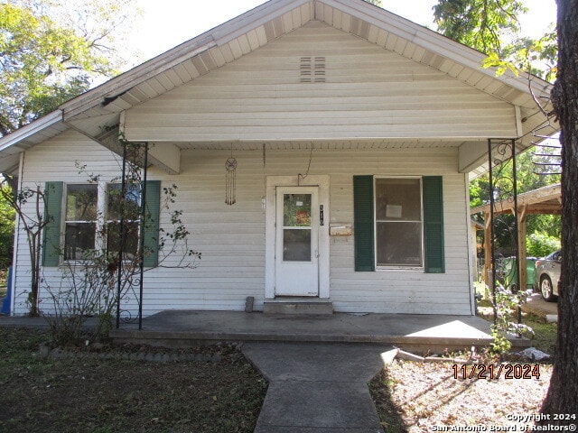 bungalow-style home with covered porch