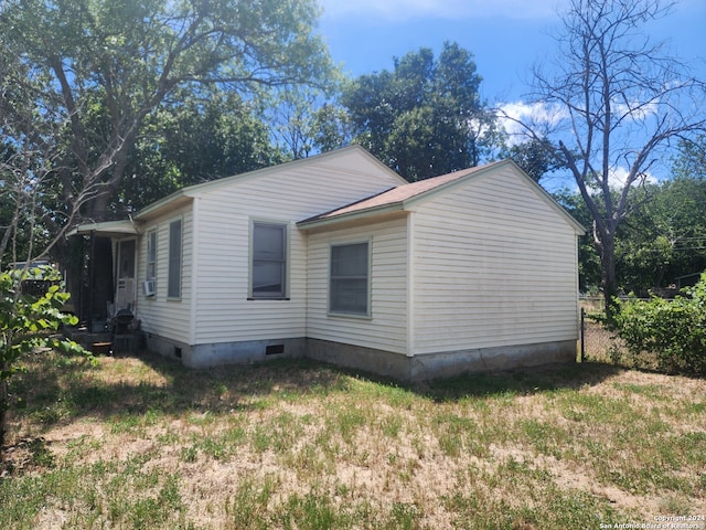 view of side of property with a lawn