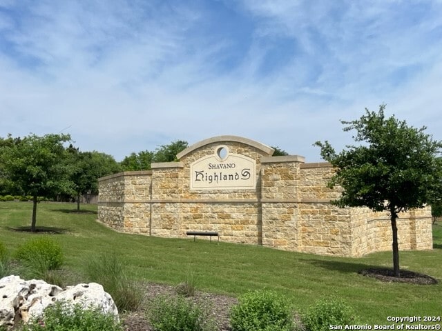 community / neighborhood sign with a yard