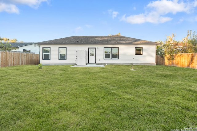 view of front of home with a front lawn