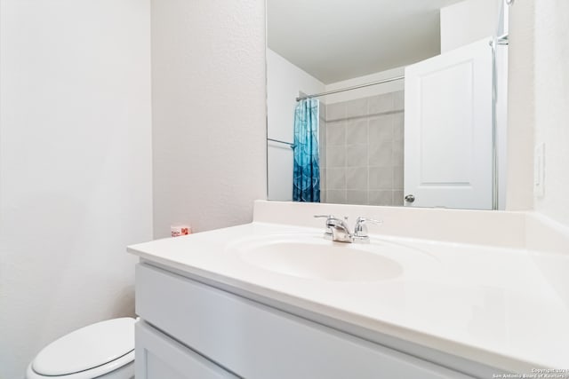 bathroom with a shower with curtain, vanity, and toilet