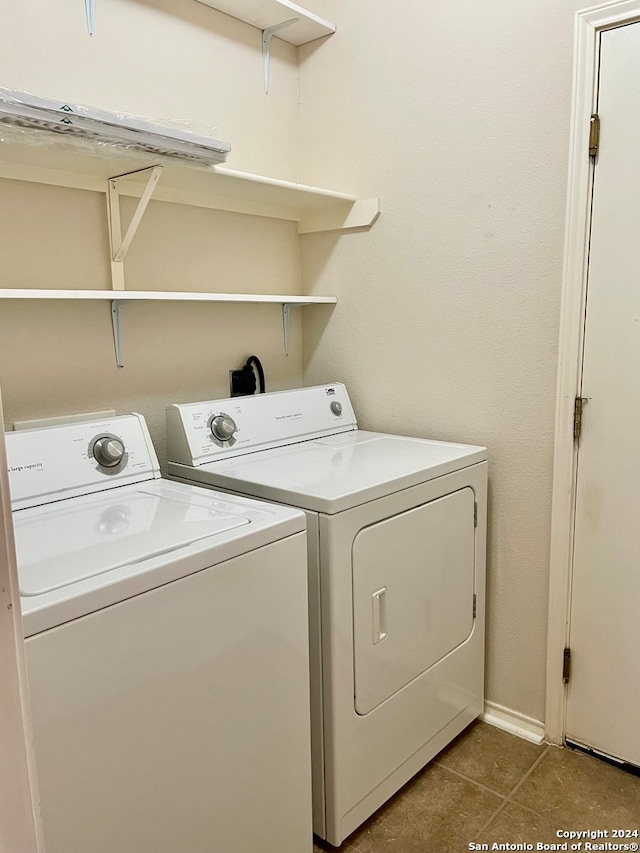 laundry room featuring tile patterned floors and independent washer and dryer