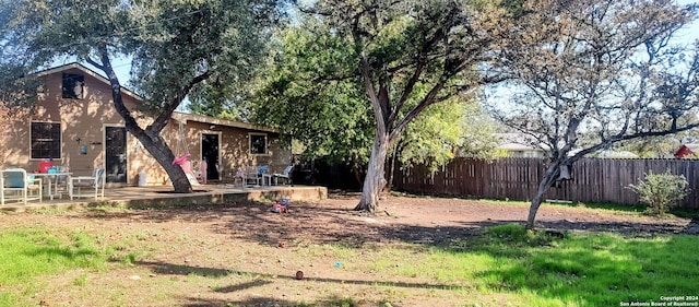 view of yard featuring a patio